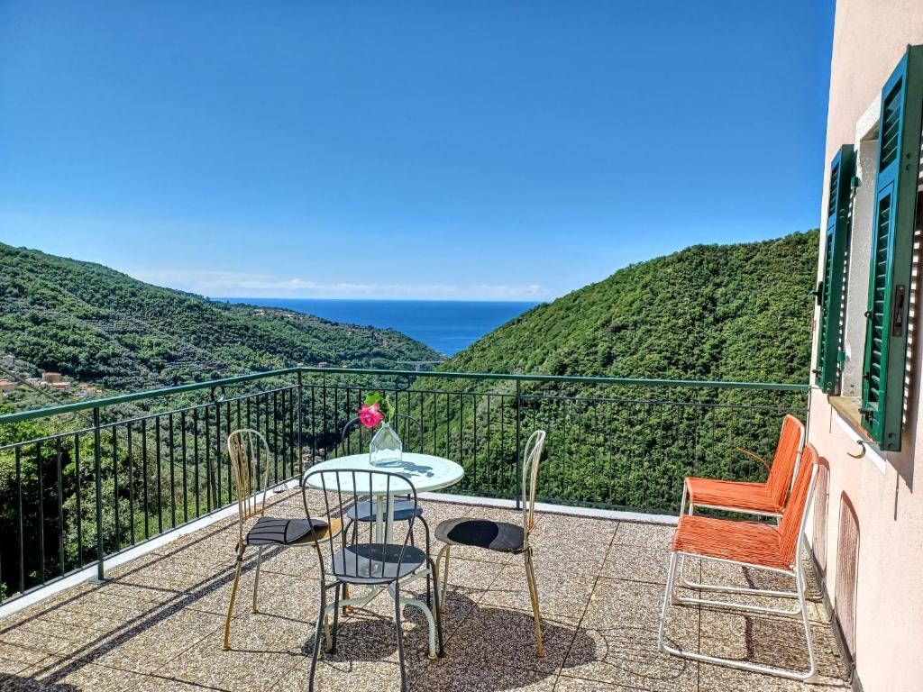 balcone con tavolo, sedie e vista sull'oceano di Casa Canepa a Sori