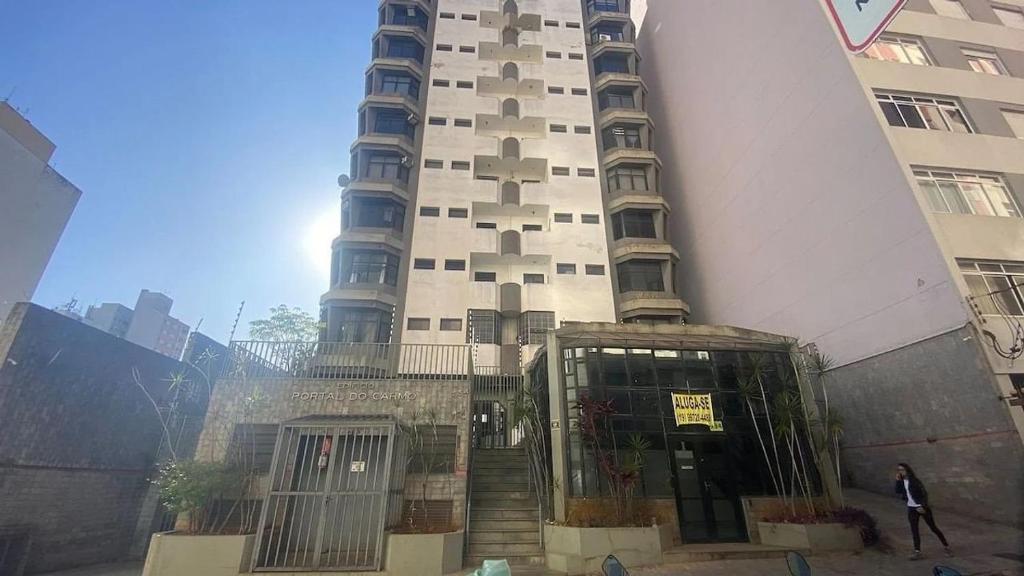 un grand bâtiment avec un escalier devant lui dans l'établissement Apart 2 dorm. Prox Cambuí Wi-Fi Gar Var Note Pet, à Campinas