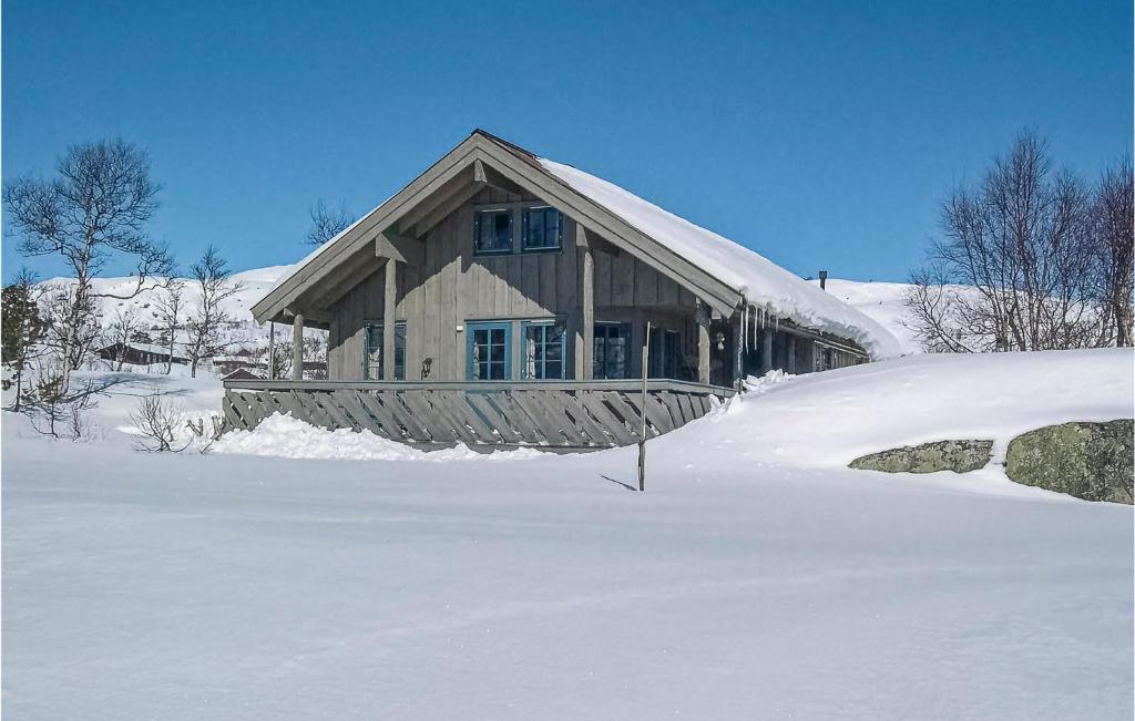 dom ze śniegiem przed nim w obiekcie Amazing Home In Edland With 3 Bedrooms, Sauna And Wifi w mieście Vågsli