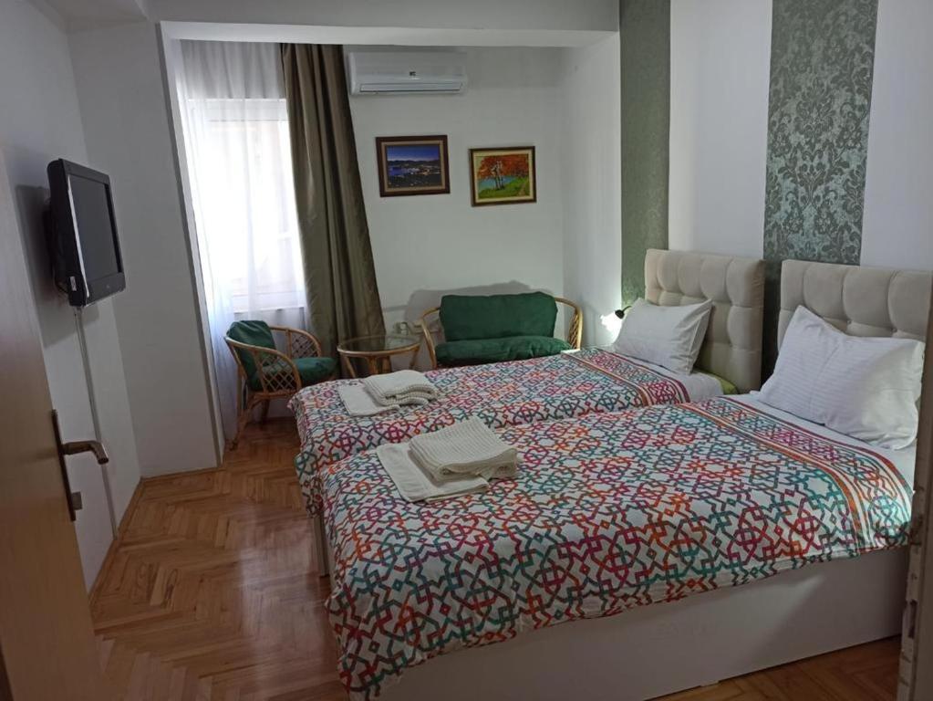 Cette chambre comprend un lit et une télévision. dans l'établissement La Bella Apartments, à Ohrid