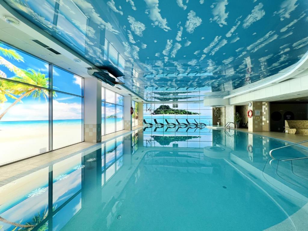 Bazén v ubytování Riga Unimars Hotel nebo v jeho okolí