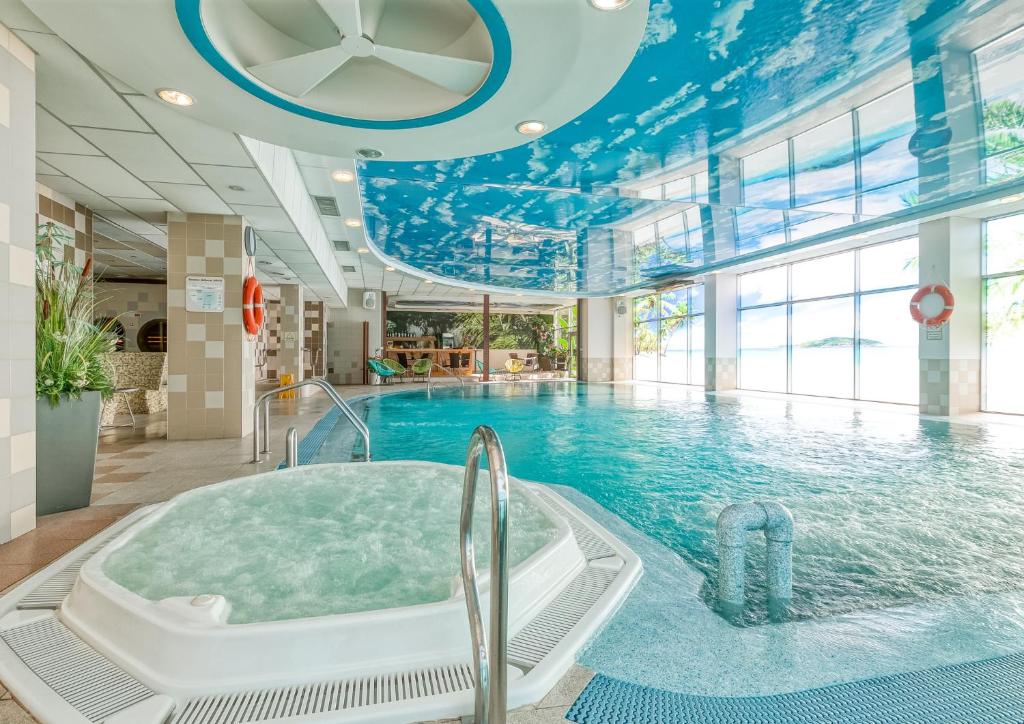 Bazén v ubytování Riga Unimars Hotel nebo v jeho okolí