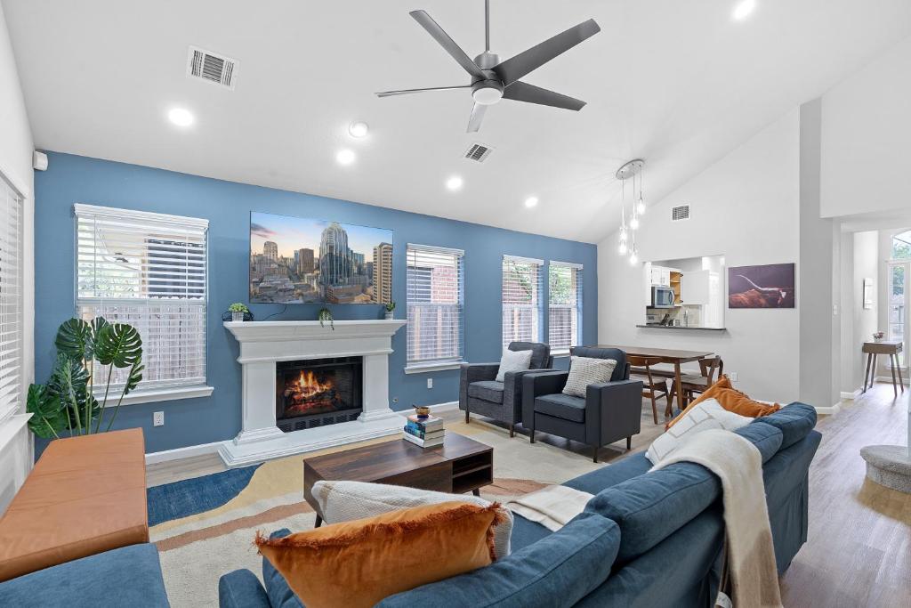 una sala de estar con una pared azul en Your Home Away from Home in Austin!, en Austin