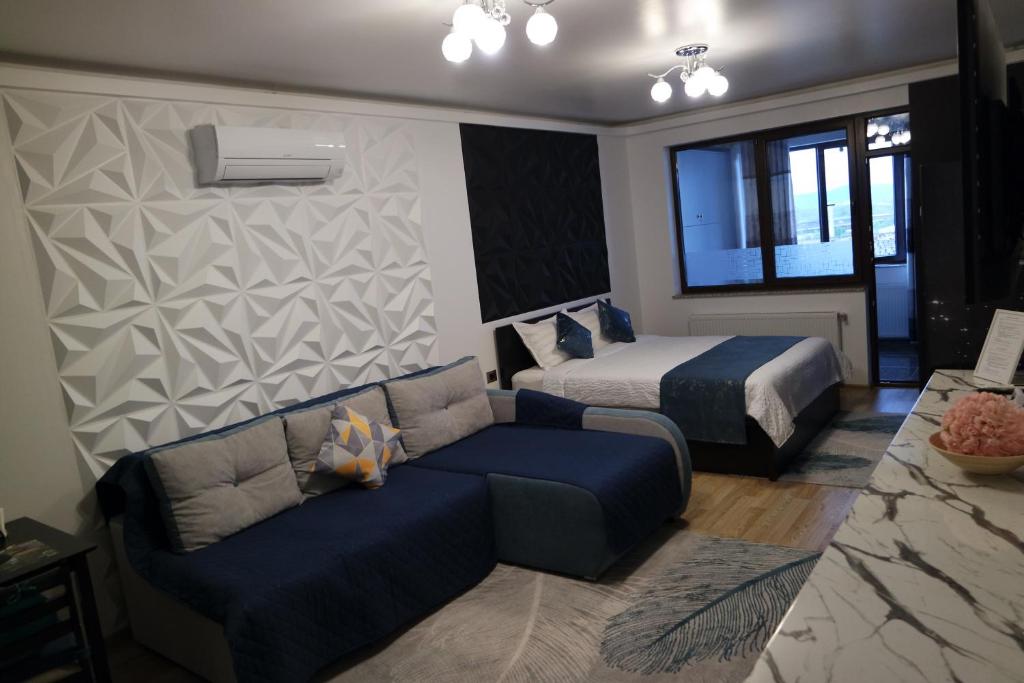 sala de estar con sofá y cama en Apartment ǨS Brasov, en Brasov