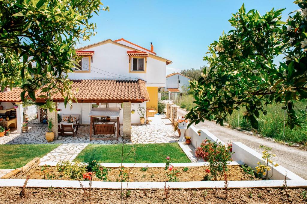 an external view of a house with a garden at Serenità in Lefkimmi