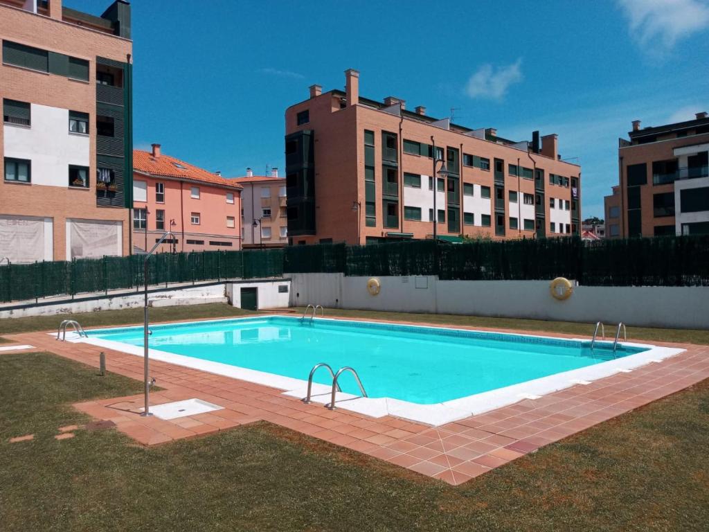 Apartamentos Tarantino. Apartamento con piscina, playa a 3 km en Posada de Llanes, Asturias