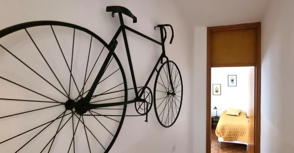 Guesthouse Tree Rooms Industrial في بيرغامو: تعليق الدراجة على الحائط في الغرفة