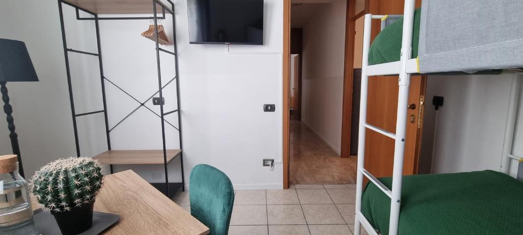 TV a/nebo společenská místnost v ubytování Guesthouse Tree Rooms Industrial