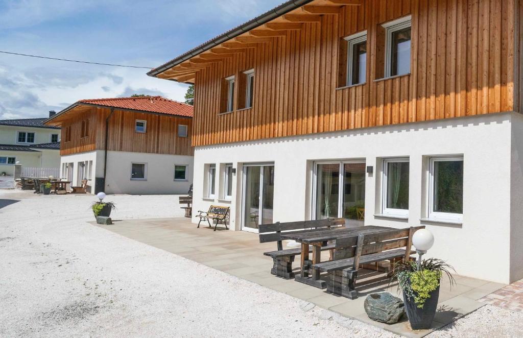 un edificio con una mesa de picnic fuera de él en 4Luxuriöses Ferienhaus in traumhafter Landschaft en Döbriach