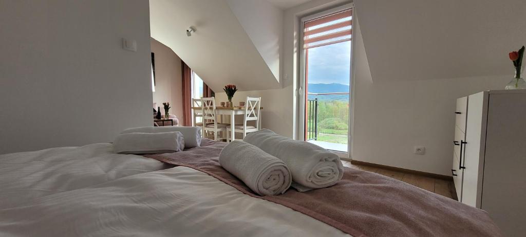 Postel nebo postele na pokoji v ubytování Kolorowe Cieplice - Apartamenty z widokiem na Karkonosze