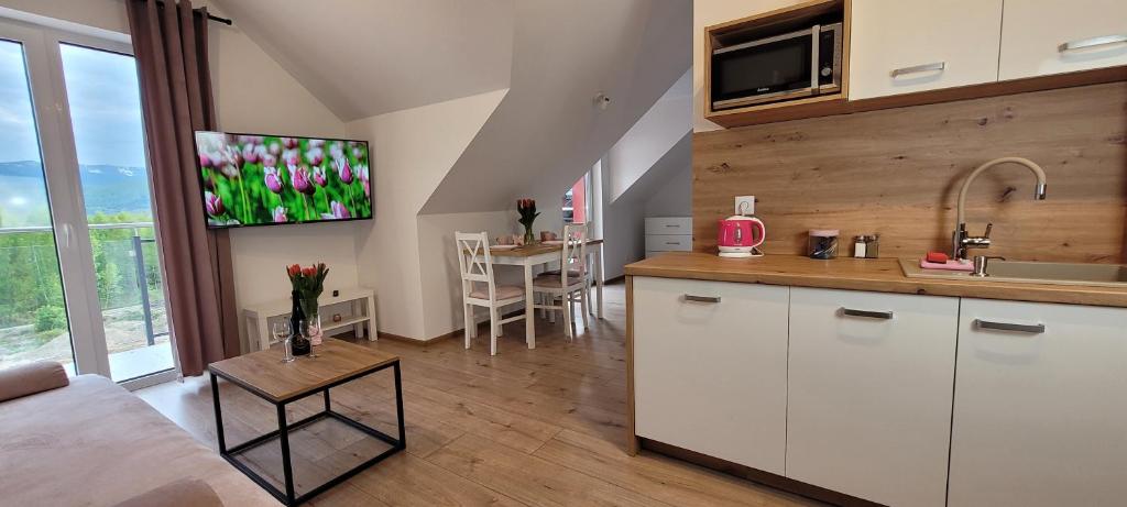 Kuchyň nebo kuchyňský kout v ubytování Kolorowe Cieplice - Apartamenty z widokiem na Karkonosze