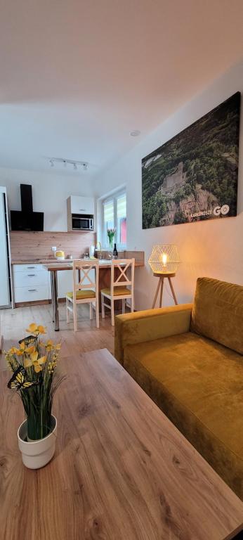 TV a/nebo společenská místnost v ubytování Kolorowe Cieplice - Apartamenty z widokiem na Karkonosze