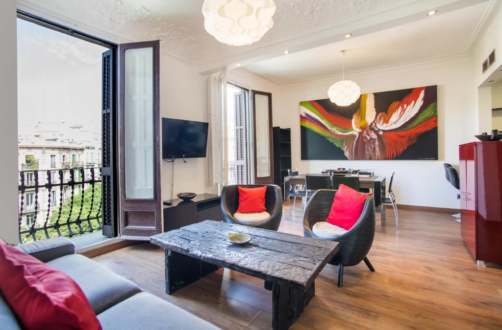 sala de estar con sofá, sillas y mesa en 41ARI1045- Fantastic and super spacious 3bed apartment in the Center en Barcelona