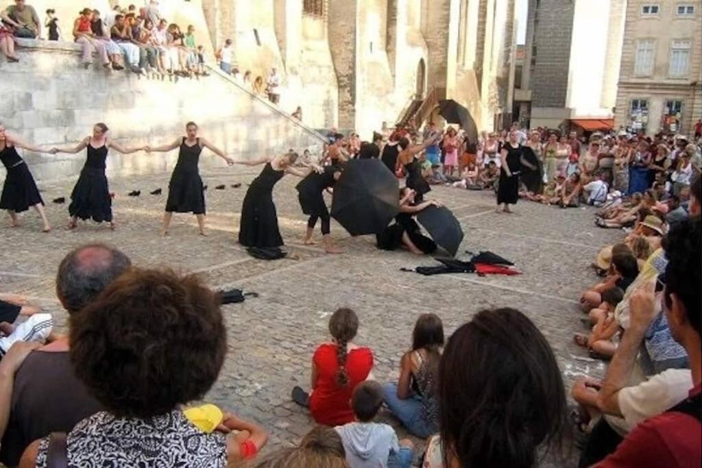 a crowd of people watching a group of people dancing at La Cigale - Vieux Village - Charmante Maisonnette climatisée avec Jardin in Villeneuve-lès-Avignon