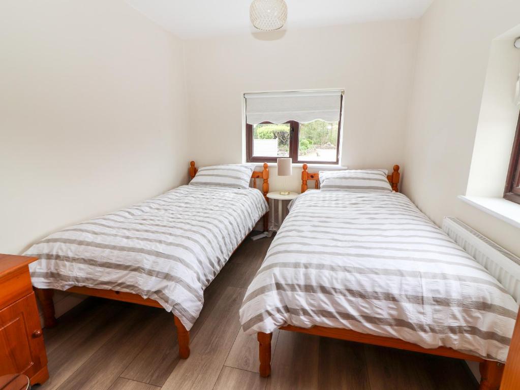 Uma cama ou camas num quarto em Sweeney's Cottage