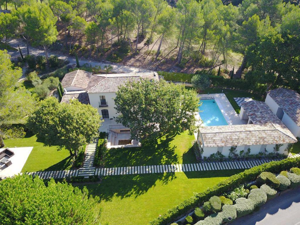 an aerial view of a house with a swimming pool at chambre d'hôte sur le golf de pont royal in Mallemort