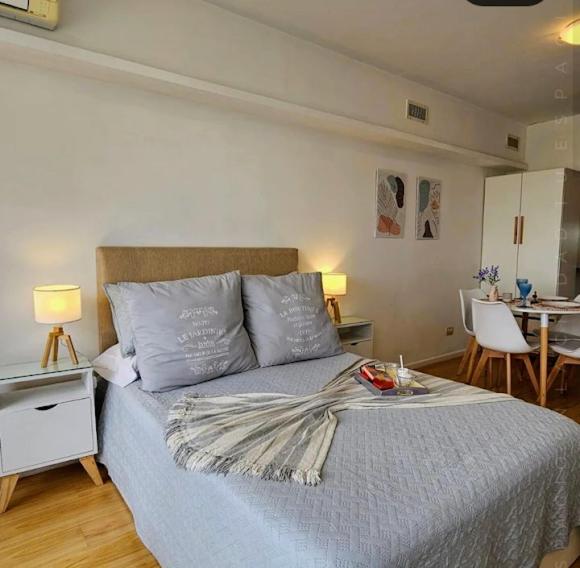 Un dormitorio con una cama y una bandeja. en Amazing Studio in San Telmo with River view en Buenos Aires