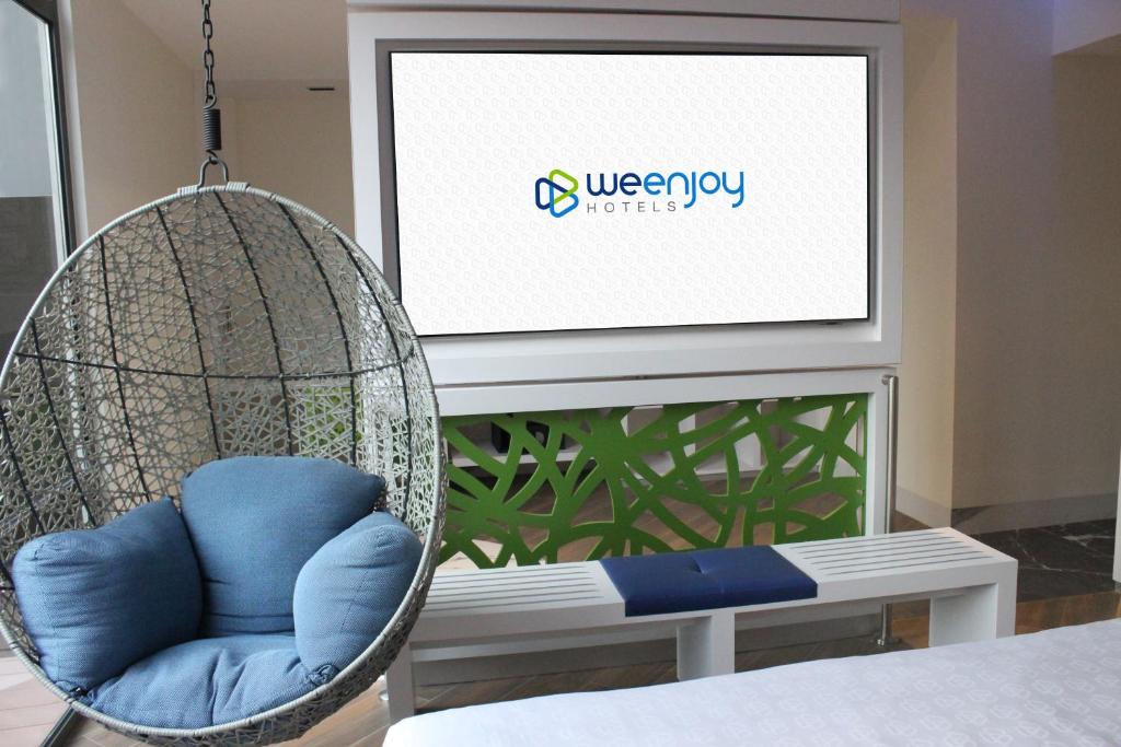 a swing chair sitting in front of a screen at WeEnjoy Hotels Grand Prix Aeropuerto CDMX in Mexico City