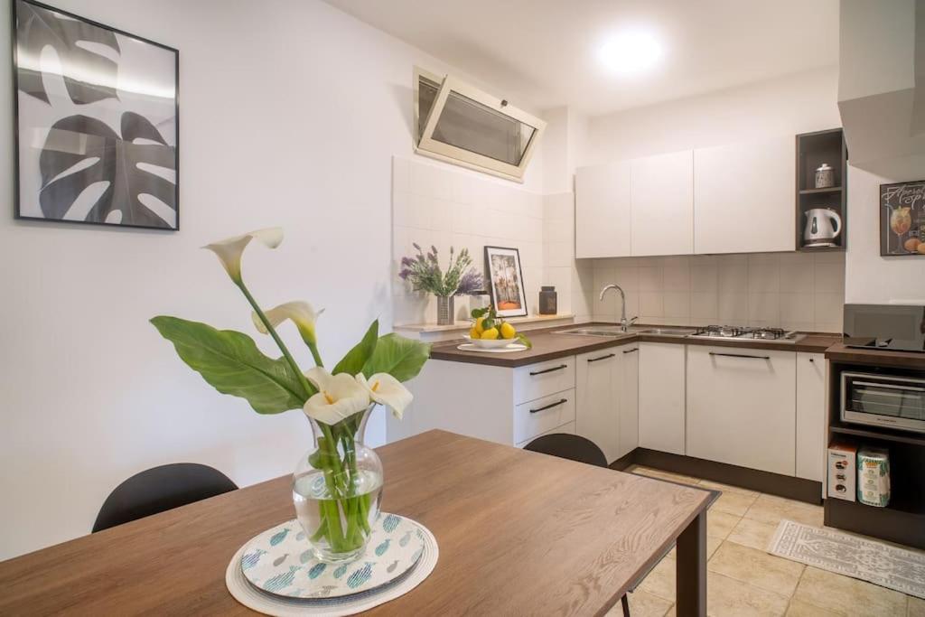 a kitchen with a vase of flowers on a table at L’ape regina in Massa Lubrense