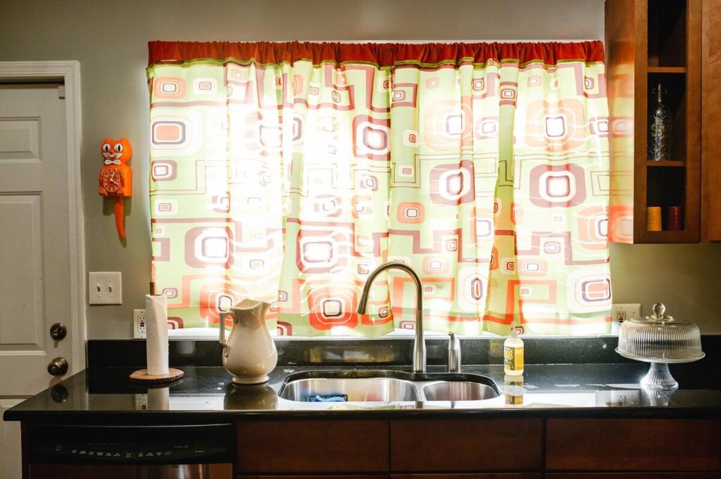 cocina con fregadero y cortina de ducha en Retro-inspired Content House In Patterson Park en Baltimore