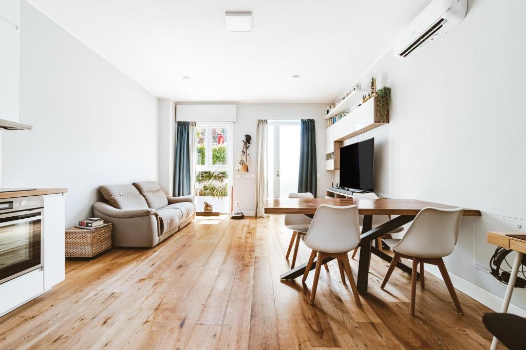 sala de estar con mesa de madera y sillas en MiCo CityLife LuxuryFlat, 100m METRO, en Milán