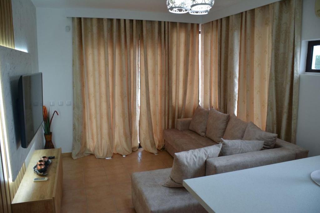 TV a/nebo společenská místnost v ubytování Buzuku House