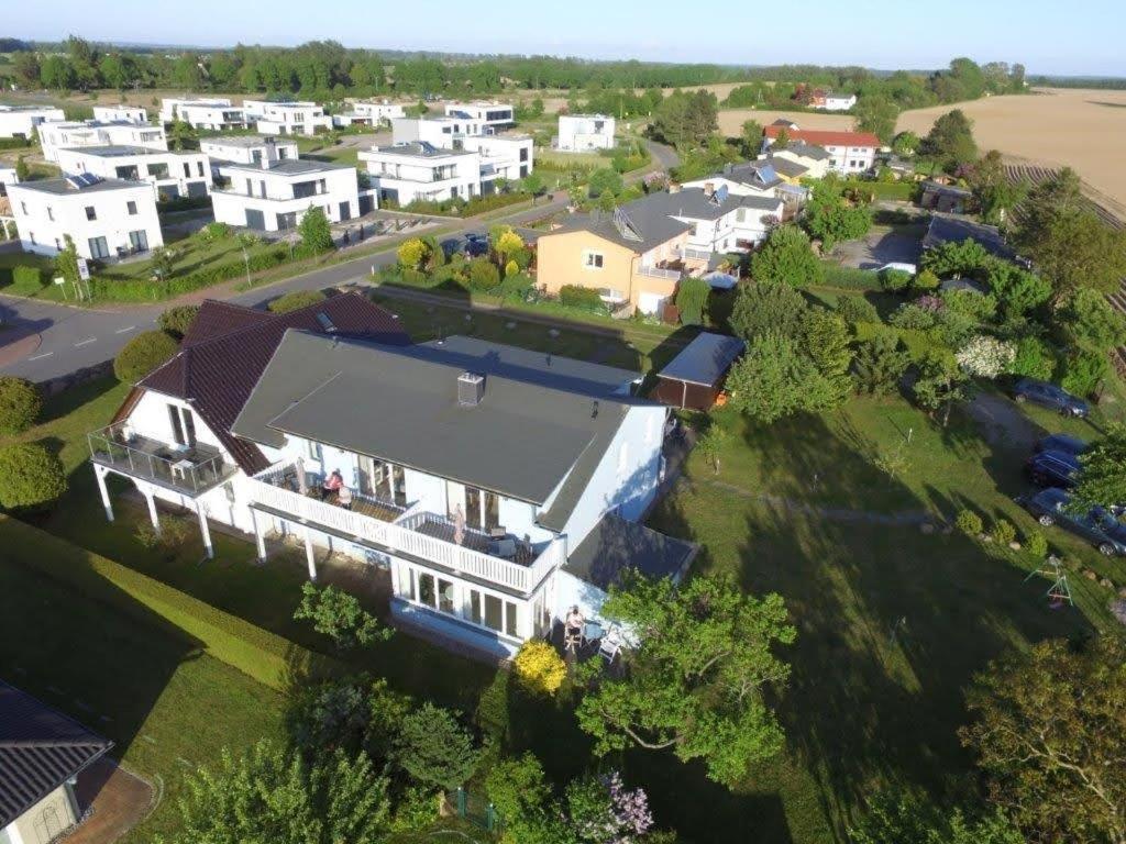 una vista aérea de una casa grande en un pueblo en Strandläufer Kühlungsborn, en Kühlungsborn