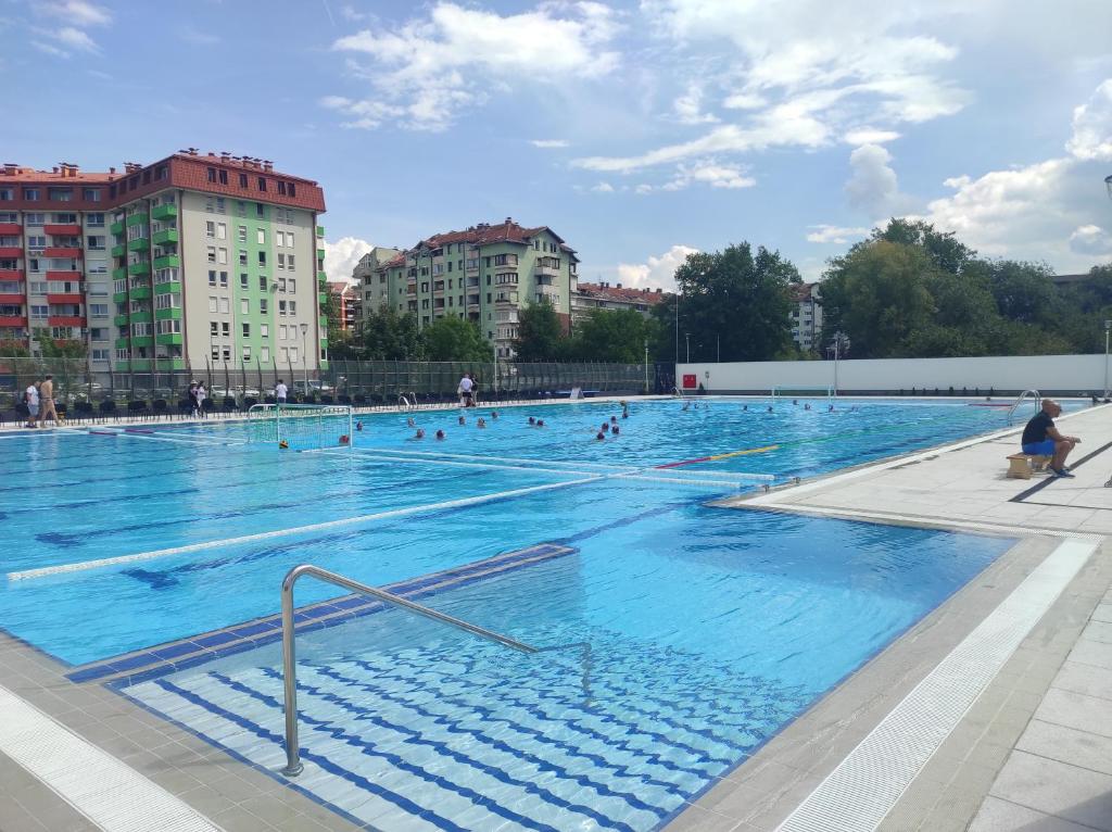 uma grande piscina com muitas pessoas em Villa Hills em Sarajevo