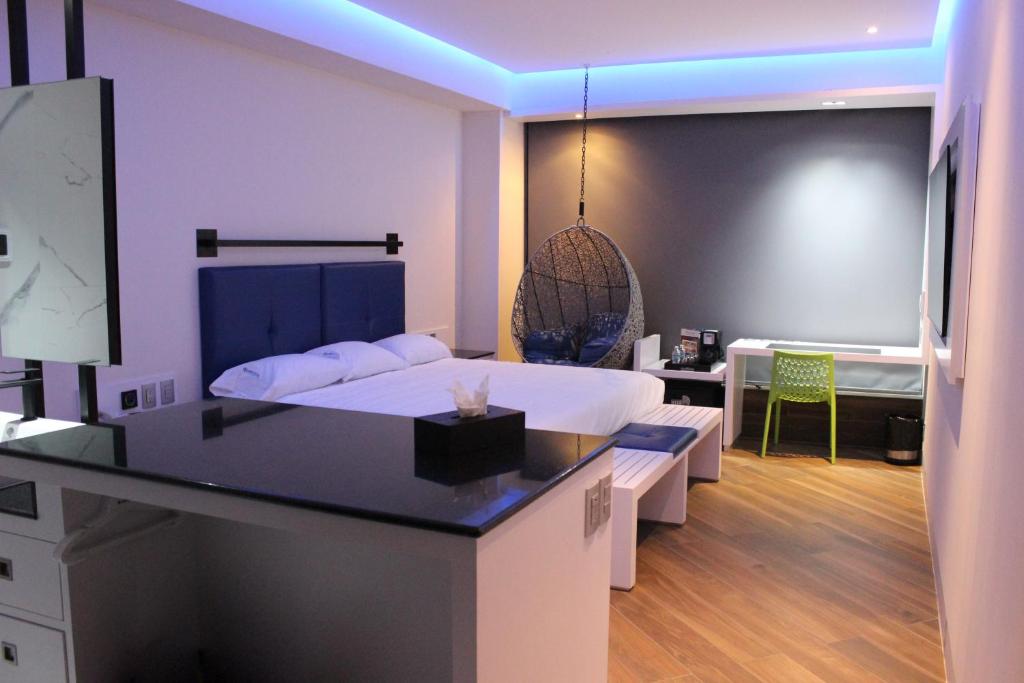 Postel nebo postele na pokoji v ubytování WeEnjoy Hotels Grand Prix Aeropuerto CDMX