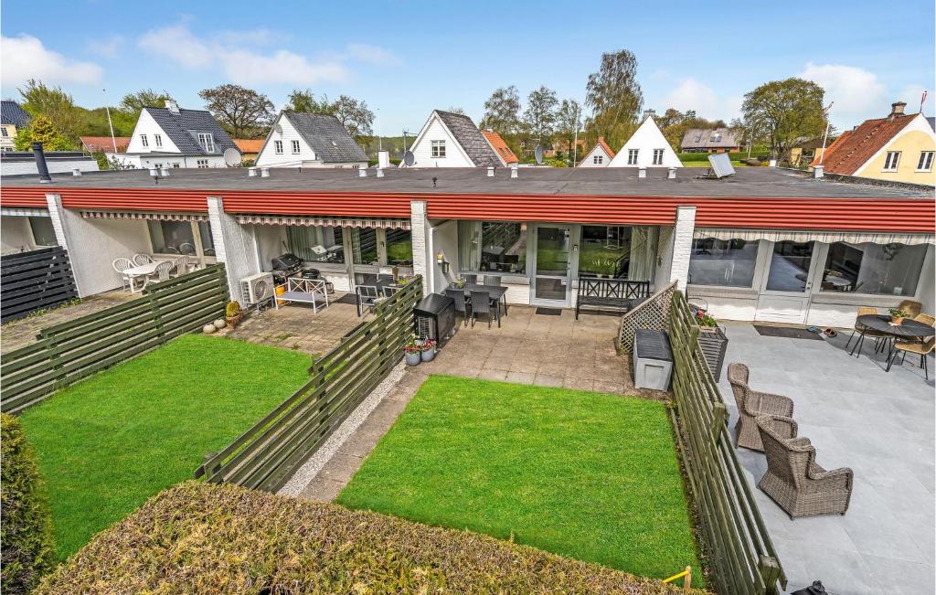 Casa con patio con sillas y césped en Stunning Home In Haderslev With Kitchen en Kelstrup