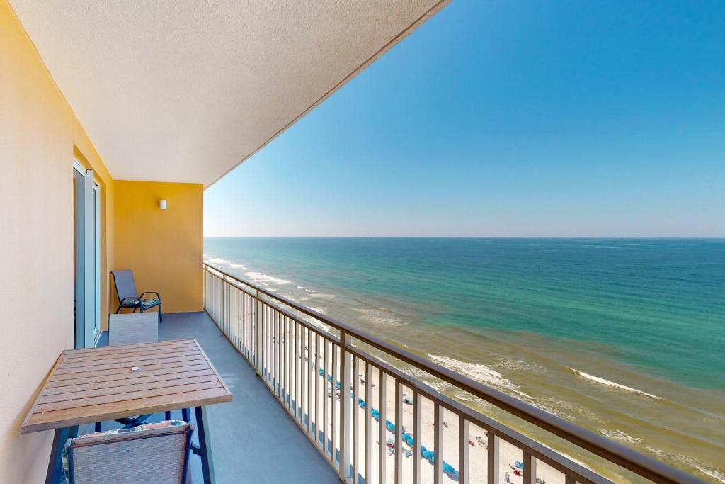 een balkon met een tafel en uitzicht op de oceaan bij Splash Beach Resort 1206W in Panama City Beach