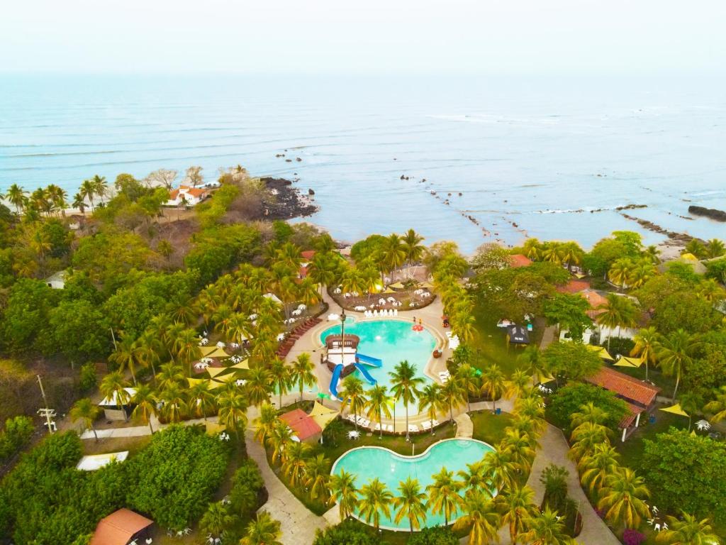 uma vista aérea de um resort com uma piscina em Las Veraneras Villas & Resort em Acajutla