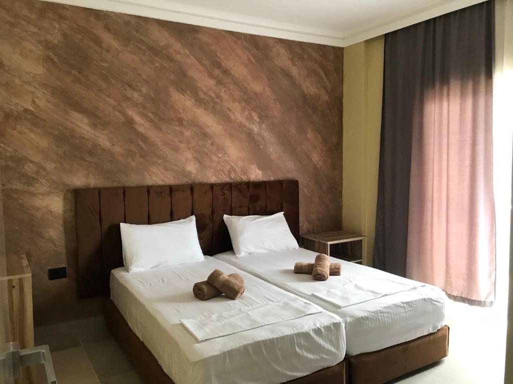 um quarto com uma cama com dois ursinhos de peluche em TE BUJTINA HOTEL em Golem