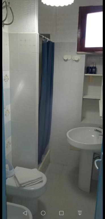 a bathroom with a toilet and a sink at Villa Vera trifamigliare con ingresso diretto 20 mt al mare clima wi-fi bbq in Cala Liberotto