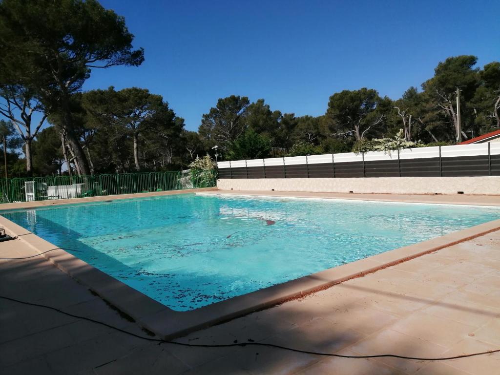 une grande piscine d'eau bleue dans l'établissement SOUS LE SOLEIL DE PROVENCE, au Castellet