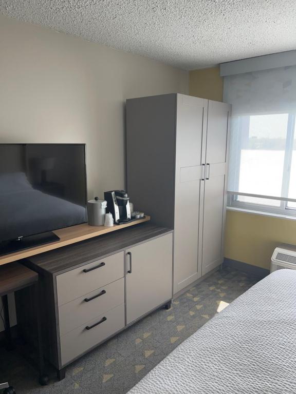 Holiday Inn Chicago Midway Airport S by IHG - Standard King Room With Mobility Accessible Tub