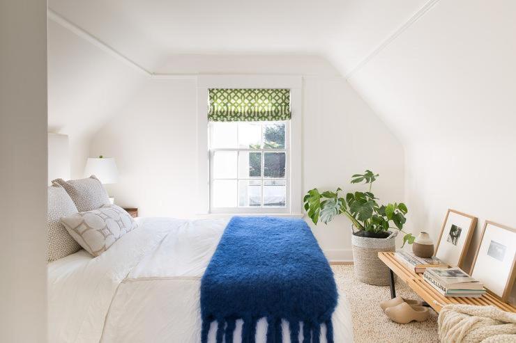 ein weißes Schlafzimmer mit einer blauen Decke auf einem Bett in der Unterkunft Central, Stylish - 2 Bed Property, The Stable @ Warrenfield, Free WiFi & Parking in Orkney