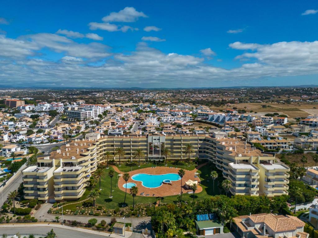 uma vista aérea de uma cidade com apartamentos e uma piscina em AL - Maré em Albufeira