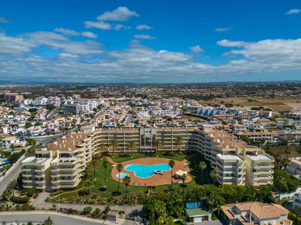 Una vista aérea de una ciudad con apartamentos y piscina. en AL - Maré, en Albufeira