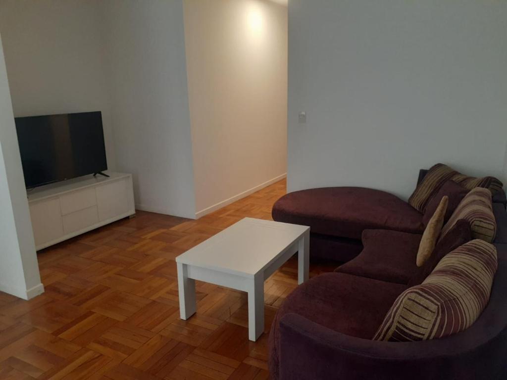 sala de estar con sofá y mesa en Departamento 3 ambientes en Palermo en Buenos Aires