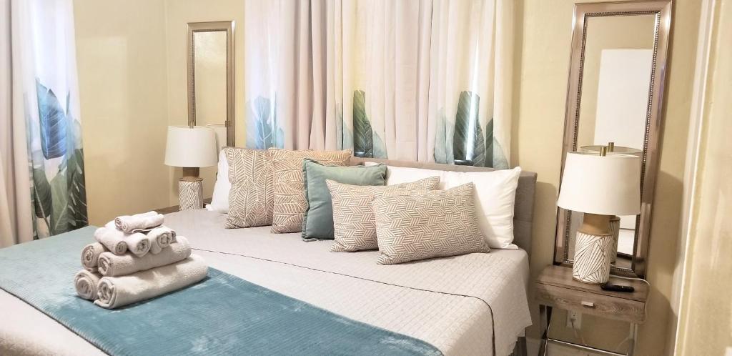 sypialnia z dużym łóżkiem z poduszkami w obiekcie Glam 2 Bedroom Apartment Close to NSU in Cooper City w mieście Cooper City