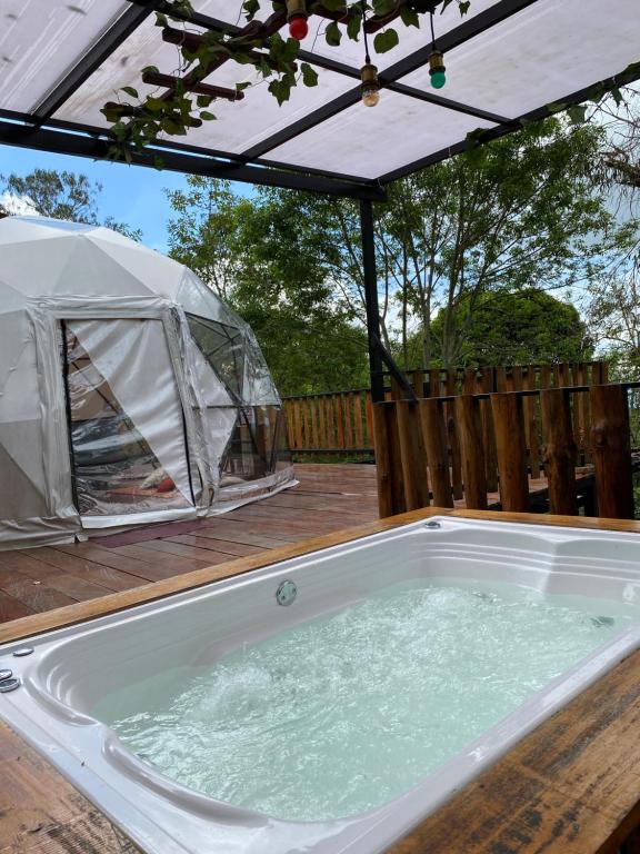 - vasca idromassaggio su una terrazza con tenda di Glamping El Pinar a San Francisco