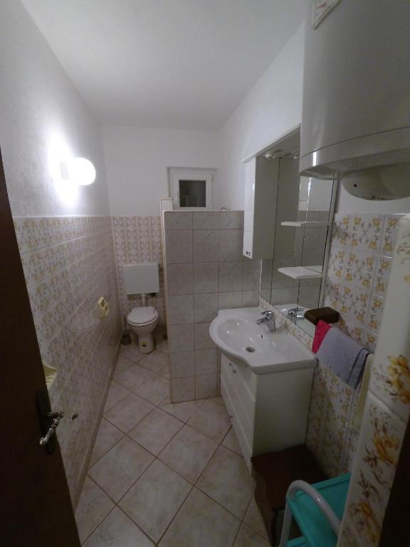 Koupelna v ubytování Apartments by the sea Stara Novalja, Pag - 4153