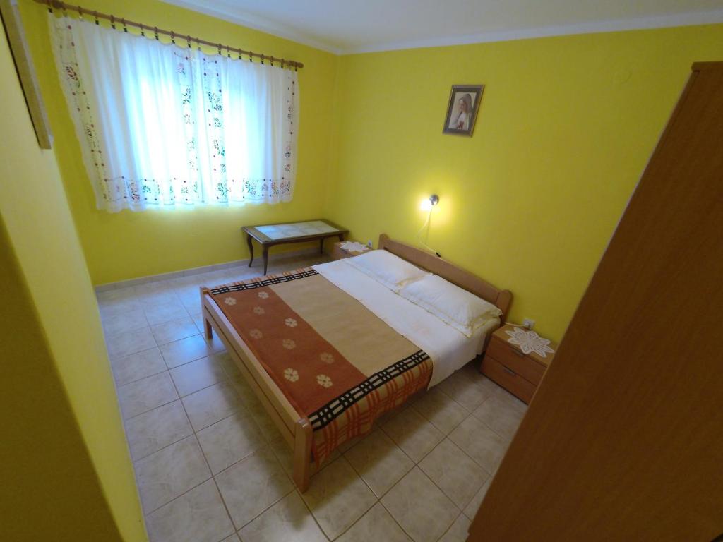Postel nebo postele na pokoji v ubytování Apartments by the sea Stara Novalja, Pag - 4153