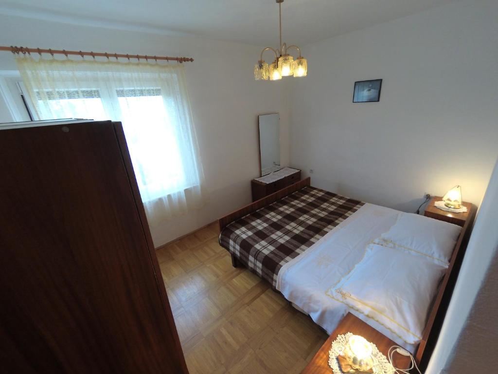 Postel nebo postele na pokoji v ubytování Apartments by the sea Stara Novalja, Pag - 4153