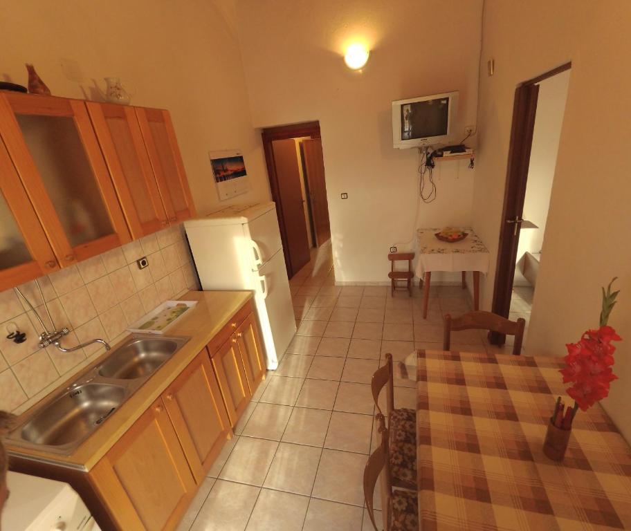 Kuchyň nebo kuchyňský kout v ubytování Apartments by the sea Stara Novalja, Pag - 4153