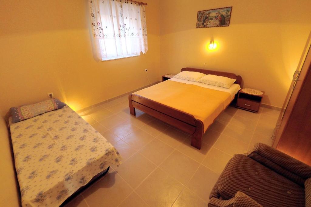 Postel nebo postele na pokoji v ubytování Apartments by the sea Stara Novalja, Pag - 4153