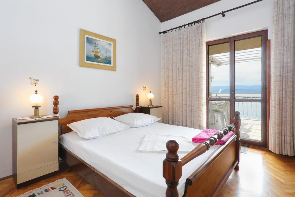 Posteľ alebo postele v izbe v ubytovaní Apartments by the sea Stanici, Omis - 1028