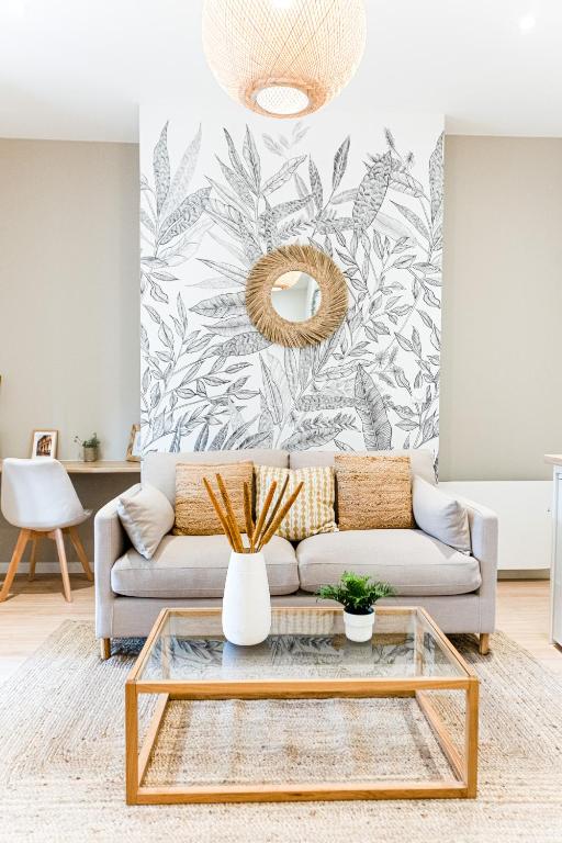 un salon avec un canapé et une table basse dans l'établissement Le naturel - Superbe logement - Extérieur privatif - Centre ville, au Mans