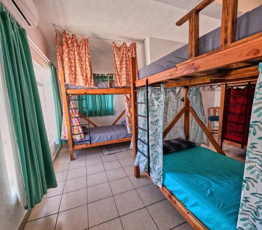 um quarto com três beliches numa casa em Hostel Casa Esterito em La Paz